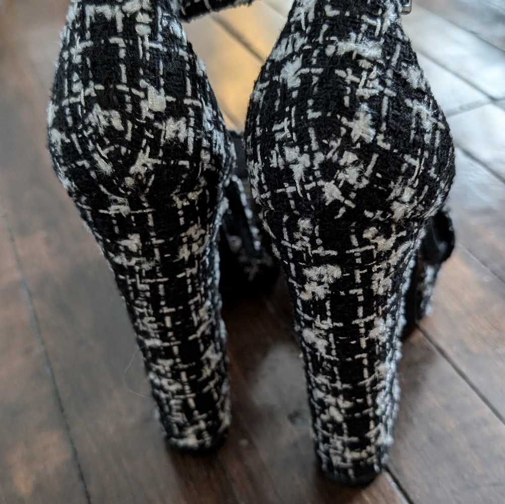 Sandals - Picture 2 of 3